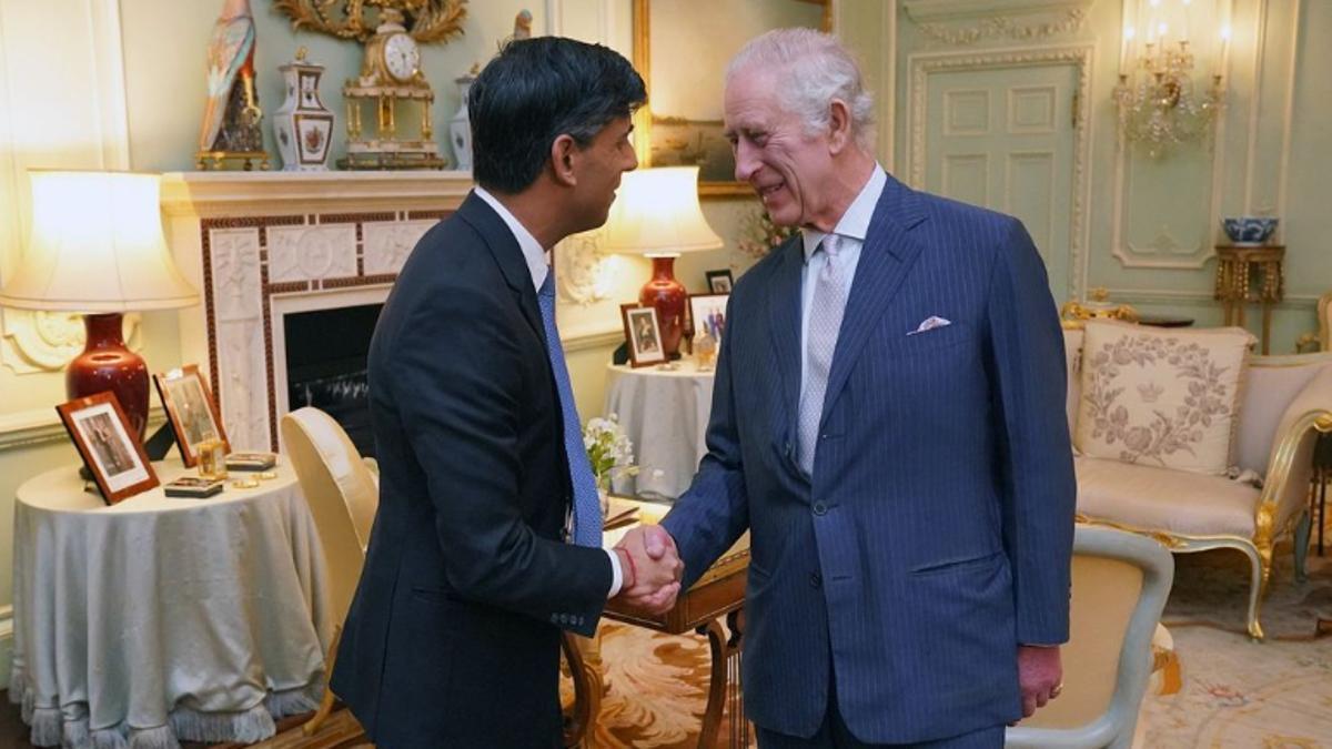 El rey Carlos III y el primer ministro  Rishi Sunak, durante su encuentro en el palacio de Buckingham, este miércoles.
