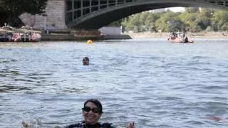La alcaldesa de París se baña en el río Sena para demostrar que está listo para los JJOO