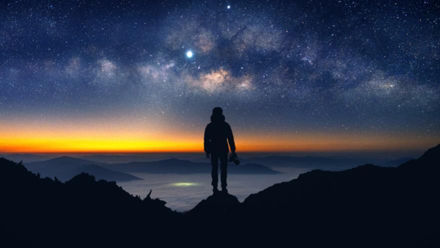 Un turista observa el cielo en una imagen de archivo.