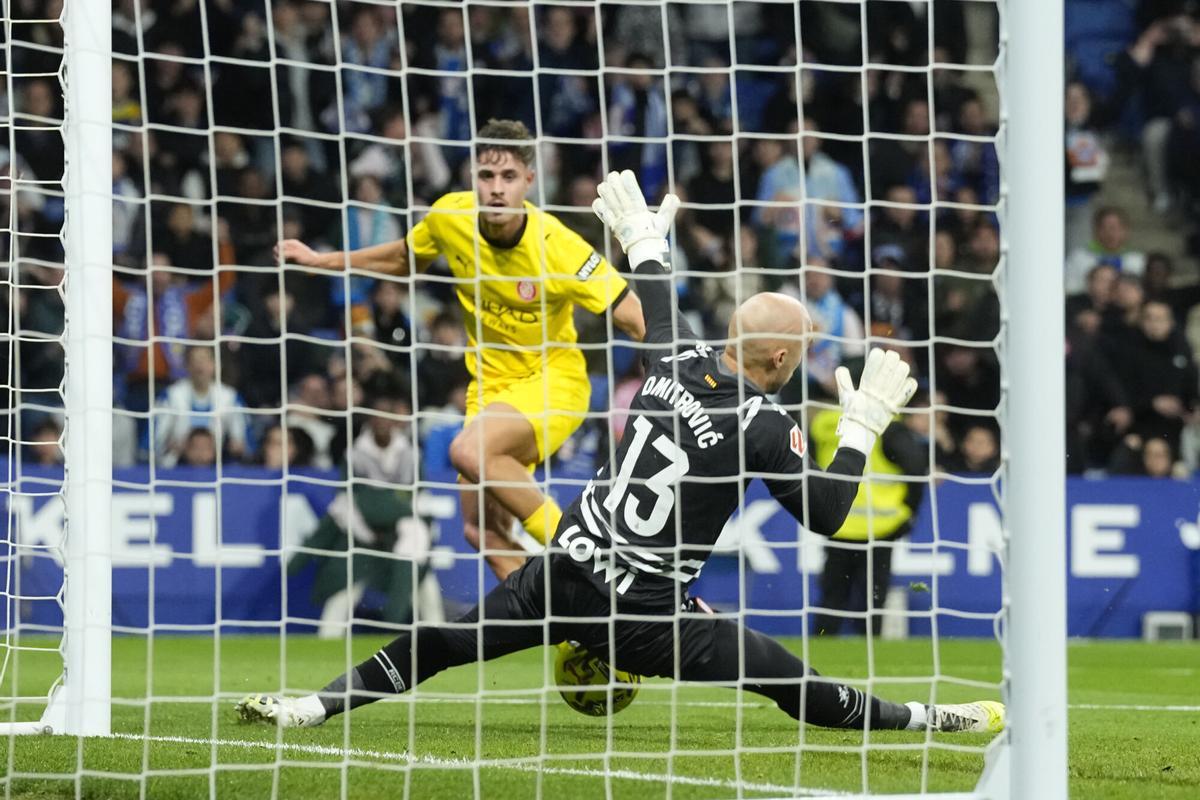 Dmitrovic detiene un disparo de Hugo Rincón tras un penalti que tuvo que repetirse.