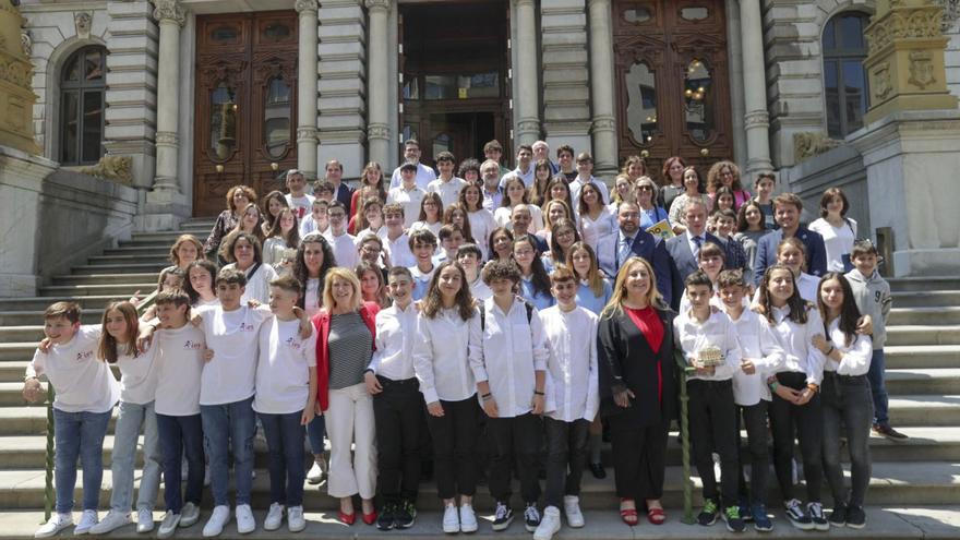 Adrián Barbón y Marcelino Marcos, junto a los alumnos participantes en la IV Liga de debate escolar y sus profesores, a las puertas de la Junta. | Irma Collín