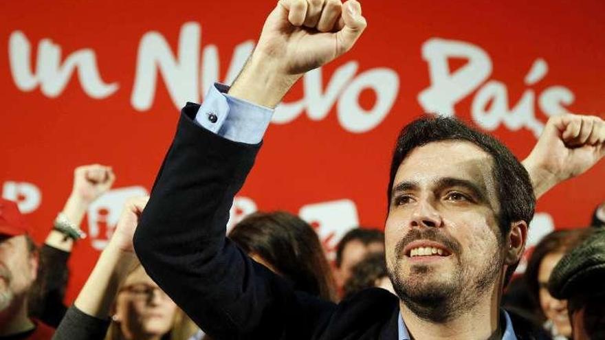 Garzón, puño en alto, en el cierre de campaña. // Efe