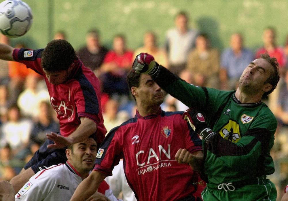 Julen Lopetegui nació en Asteasu (Guipúzcoa) en 1966. Se formó como jugador en la cantera del Real Madrid y defendió las porterías de Las Palmas, Logroñés, Barcelona y Rayo Vallecano antes de retirarse en 2002. En la imagen, a la derecha de la misma, Lopetegui durante un partido con el Rayo.