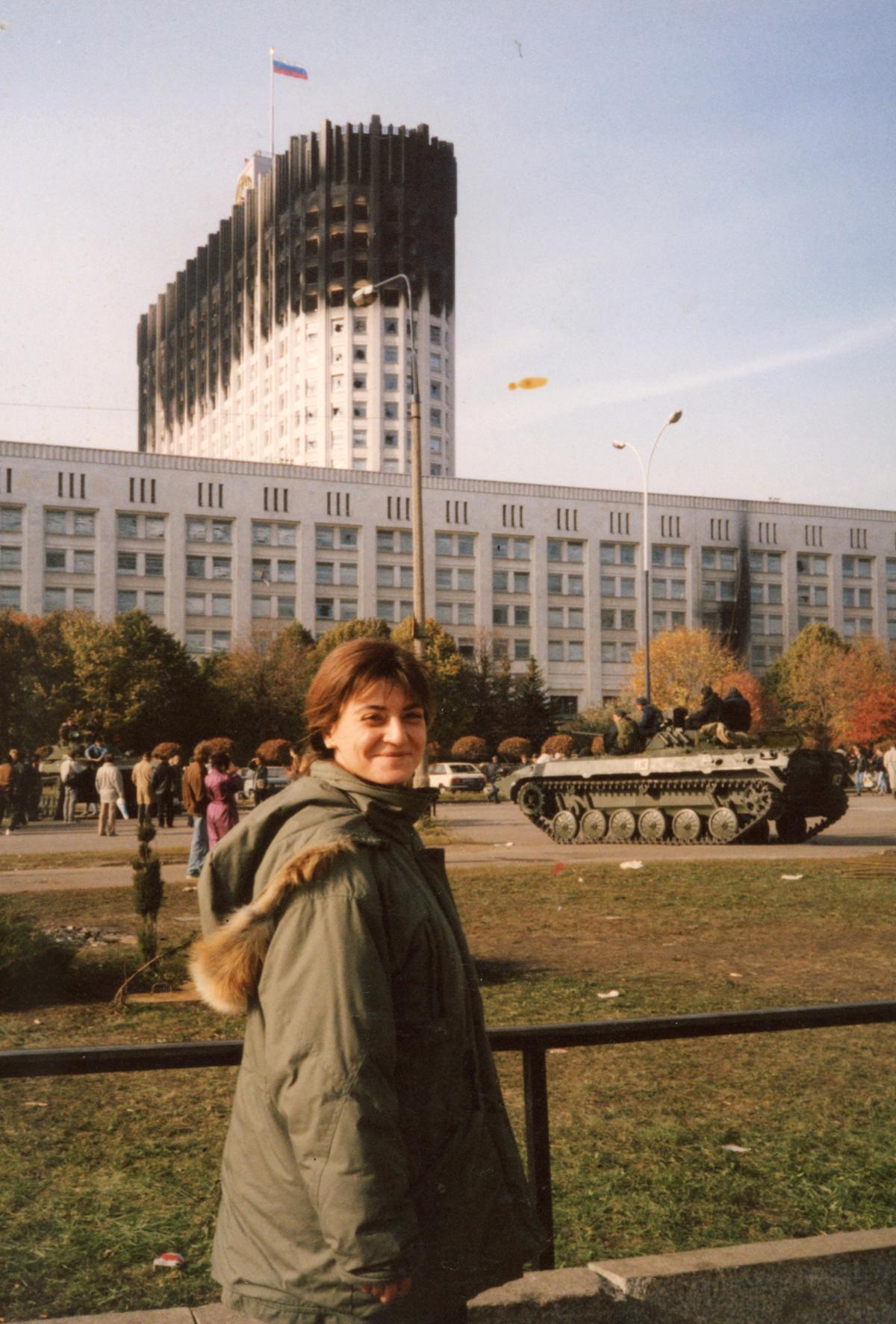 Olga Merino, frente a la Casa Blanca (Sóviet Supremo), tras el bombardeo decretado por el presidente Borís Yeltsin, en octubre de 1993. 