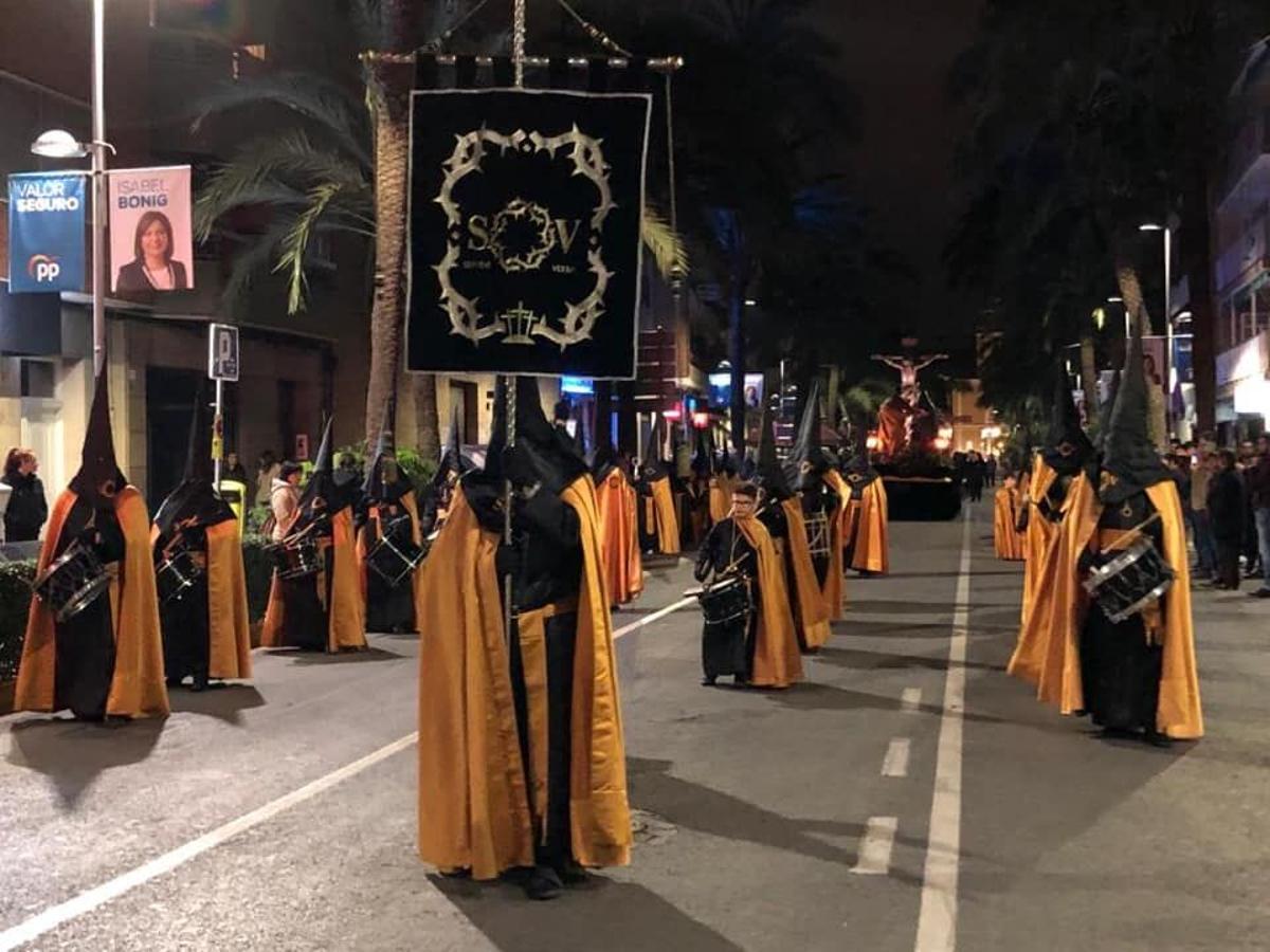 La hermandad de ‘Les Set Paraules’ durante la procesión de su imagen en abril de 2019