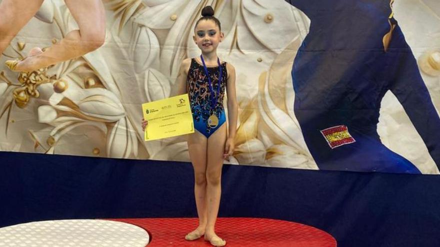 La gimnasta langreana Adriana Torre, campeona de Asturias