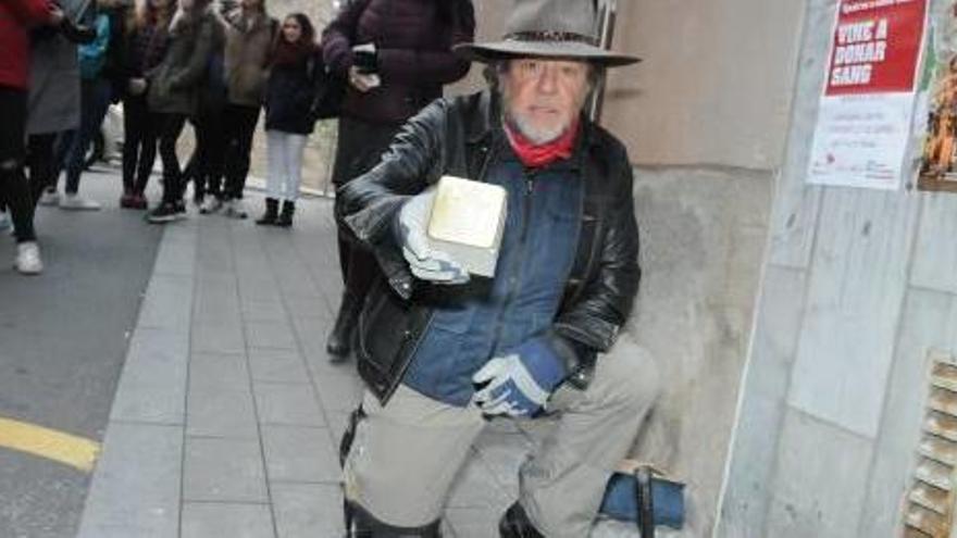 Gunter Demnig, inventor de les plaques, durant l&#039;estada que va fer a Manresa el gener de l&#039;any passat