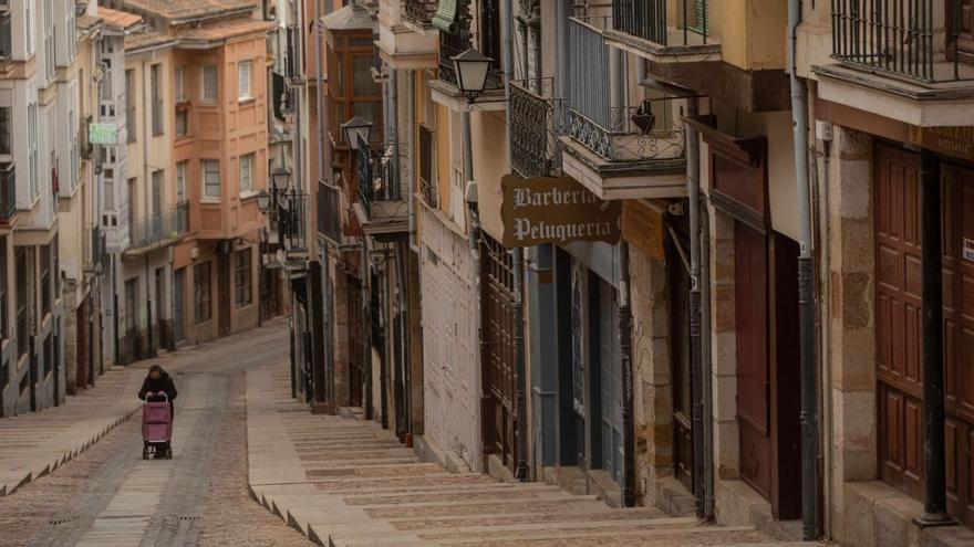 Una persona camina por la calle Balborraz.