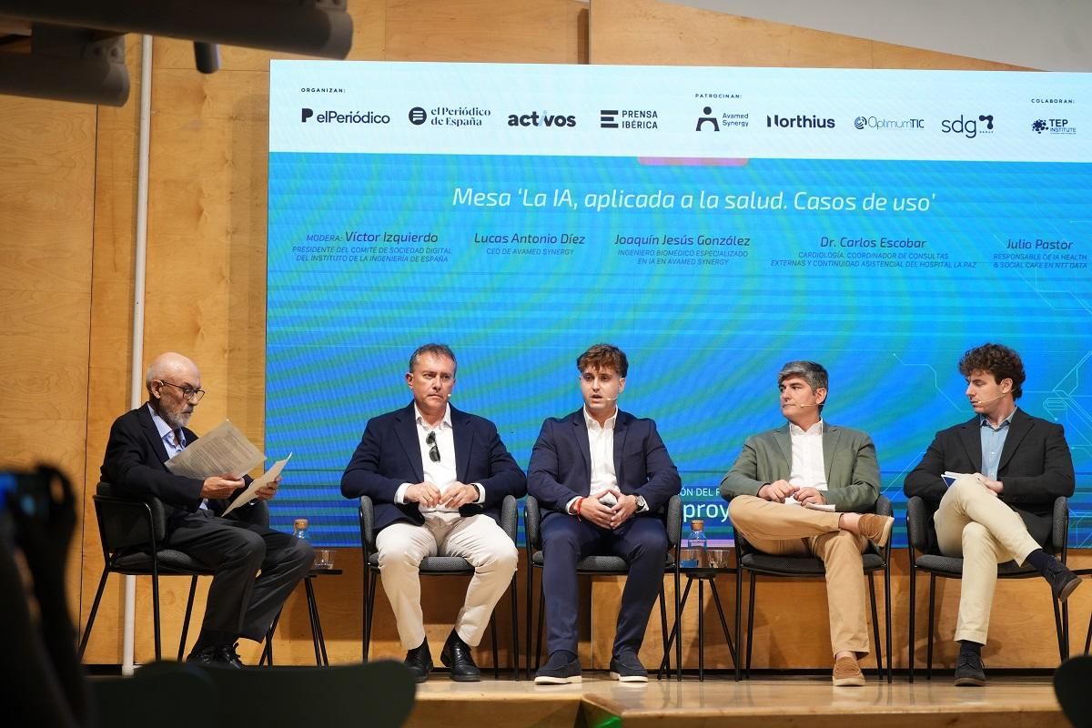 De izquierda a derecha, : Víctor Izquierdo, presidente del Comité de Sociedad Digital del Instituto de la Ingeniería de España; Lucas Antonio Díez, CEO de Avamed Synergy; Joaquín Jesús González, ingeniero biomédico especializado en IA en Avamed Synergy, Dr. Carlos Escobar, coordinador de consultas externas y continuidad asistencial del Hospital La Paz, y Julio Pastor, responsable de IA Health & Social Care en NTT Data.