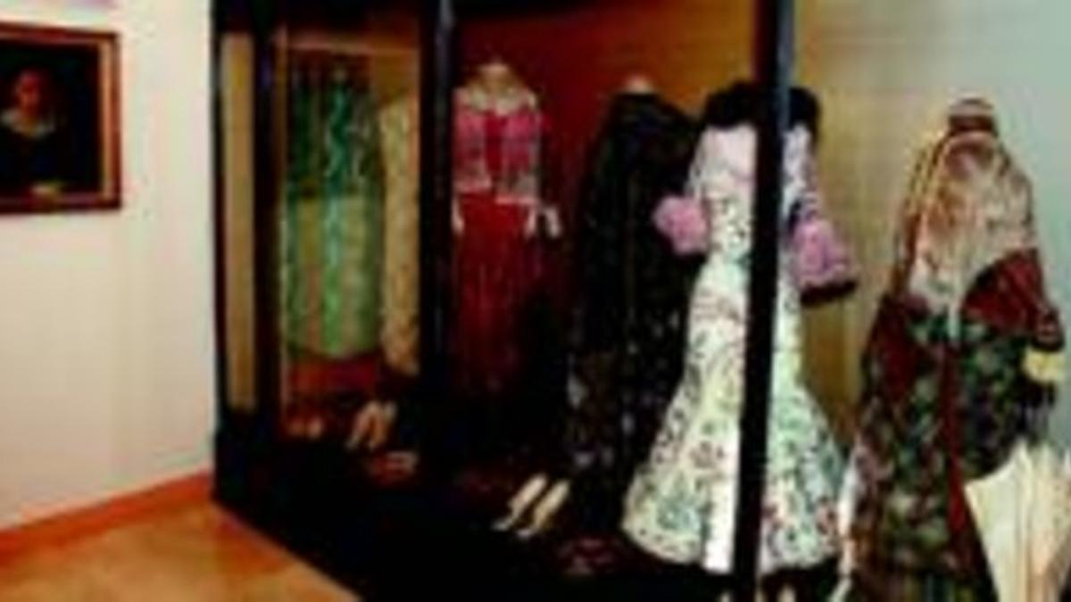 Los trajes que se reservó el coleccionista Manuel Rocamora, en la sede de su casa museo.