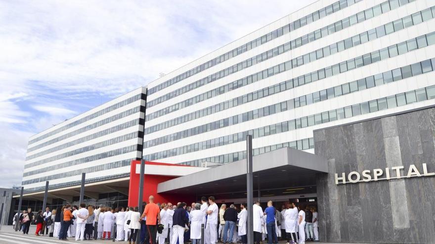 Protesta de profesionales sanitarios delante del HUCA.