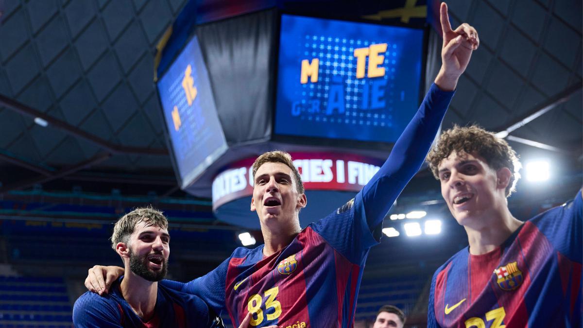 Adrián Sola, junto a Petar Cikusa e Ian Barrufet