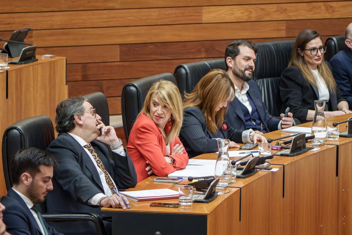 El PSOE y Unidas cargan contra el acuerdo PP-Vox en Extremadura y auguran un gobierno inestable.
