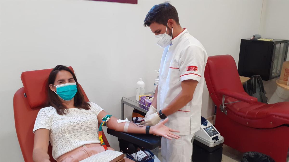 Una donante de sangre en uno de los puntos de extracción del ICHH.