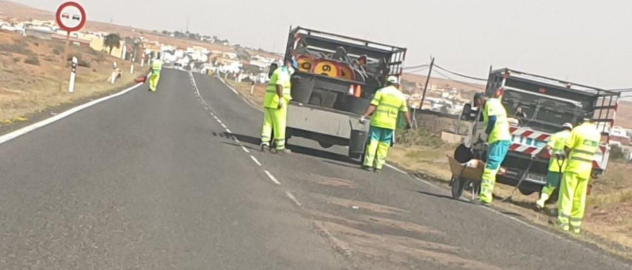 Trabajadores del Cabildo parcheando una carretera en Antigua.