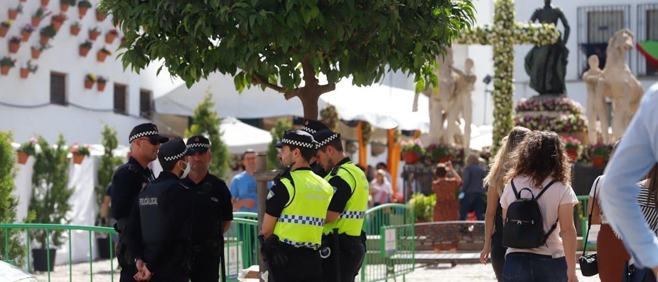 La Policía Local vigila el cumplimiento de las normas en las cruces.