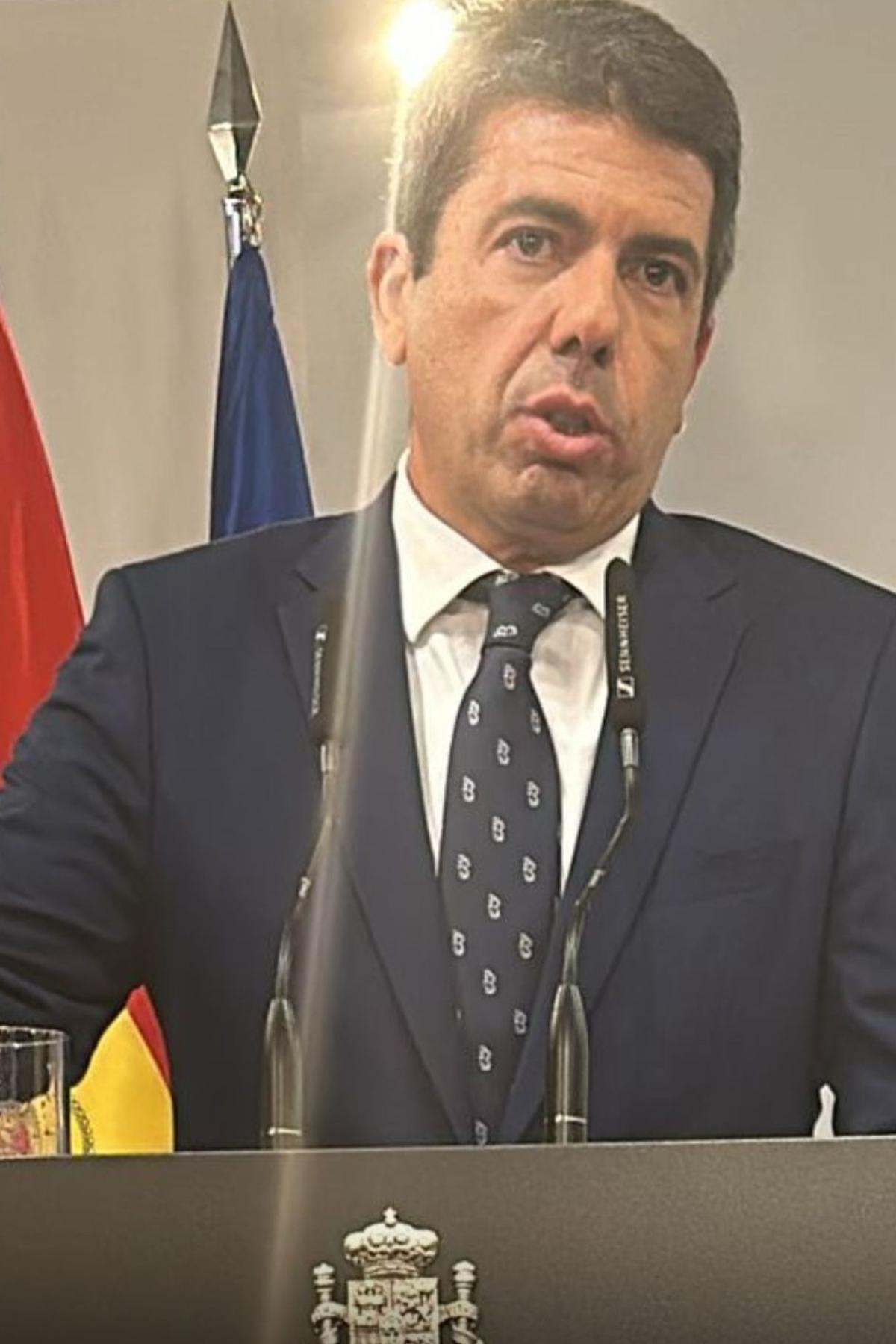 El presidente de la Generalitat ha lucido en la cortaba el icono del famoso busto íbero.