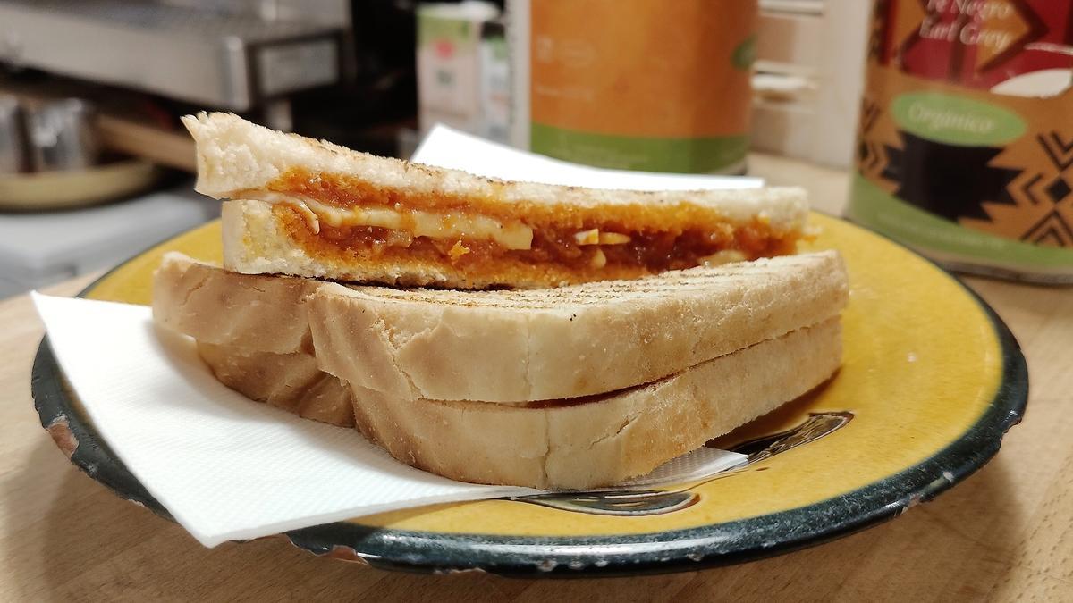 El bikini de sobrasada con brie de Café Video Instan.