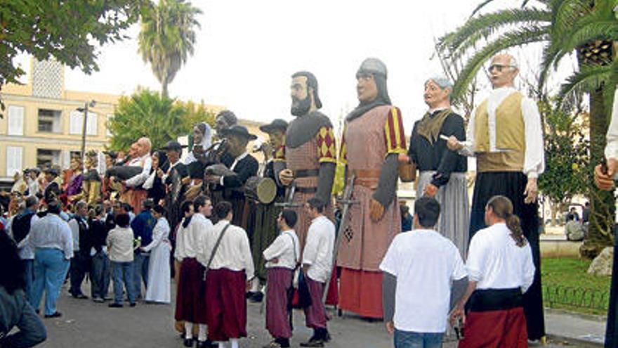 Los gigantes, poco antes de partir en dirección a la plaza Major.