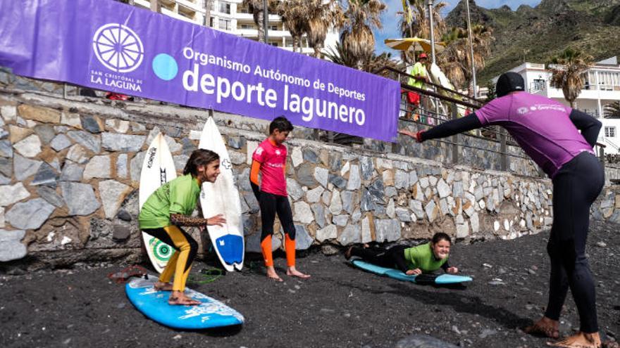 Varios niños durante unas actividades en la Punta del Hidalgo.