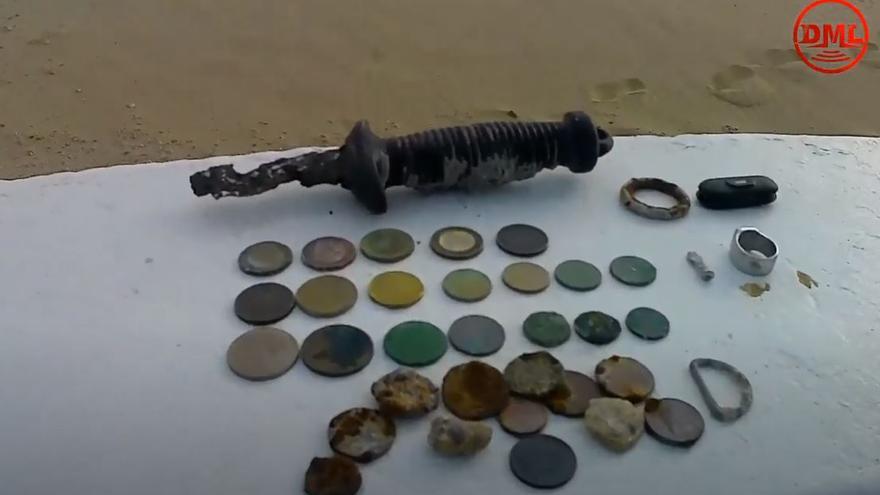 Euros, duros, pesetas, anillos, cuchillos... Lo que esconde la arena de la playa de Urbanova