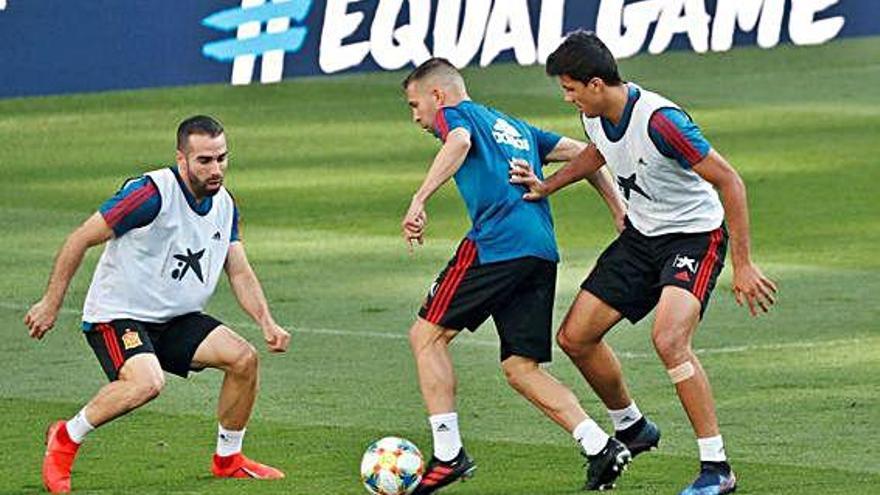 Carvajal, Jordi Alba y Rodrigo, durante el entrenamiento de ayer de la selección española.