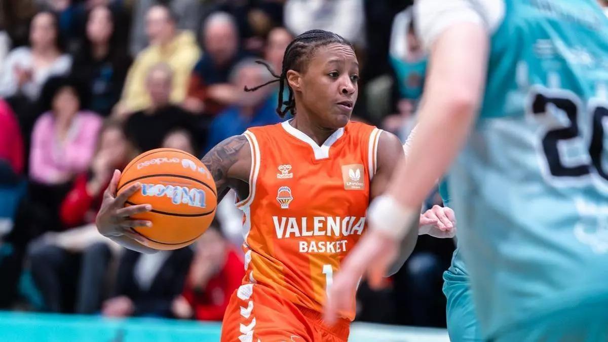 Yvonne Anderson durante un partido