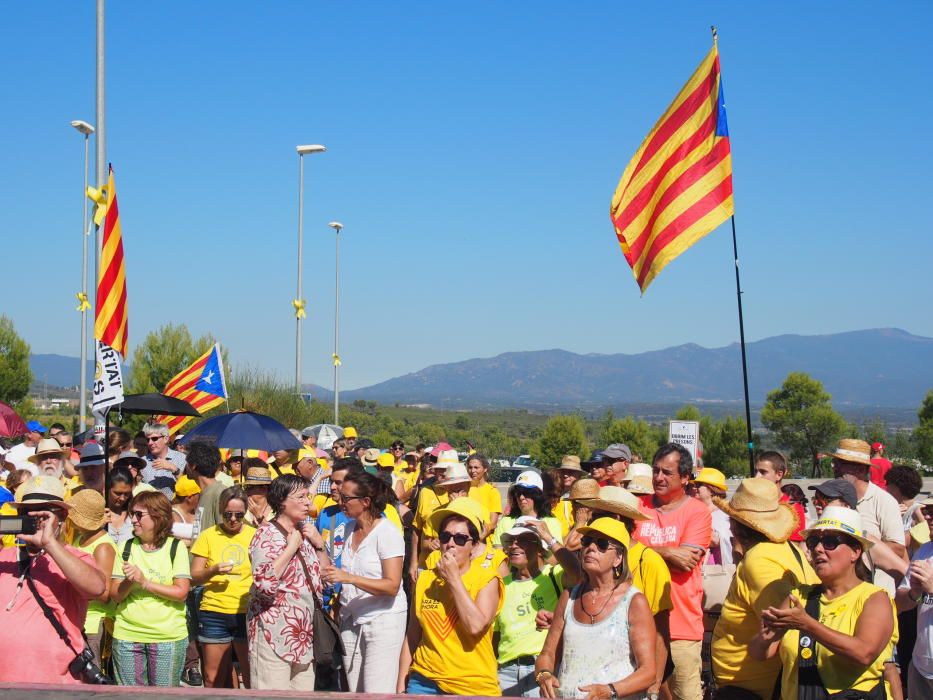 Una cadena humana encercla la presó del Puig de les Basses