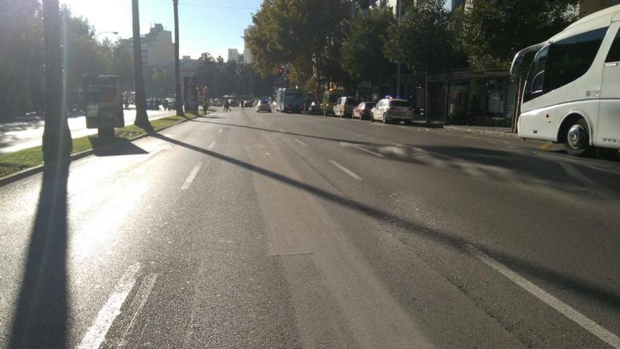 Un vertido de aceite provoca la caída de varios de motoristas en las Avenidas