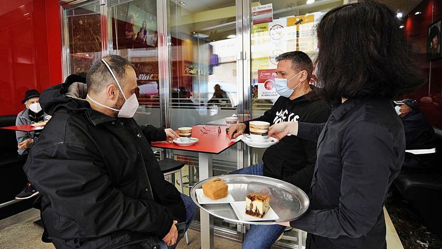 Dentro o fuera. En el local o para llevar. Los bares y restaurantes dieron ayer la bienvenida nuevamente a sus clientes en un día de reapertura. Las barras salieron otra vez a la calle en forma de terrazas y los comedores extendieron el mantel. |  // BERNABE/J.L.