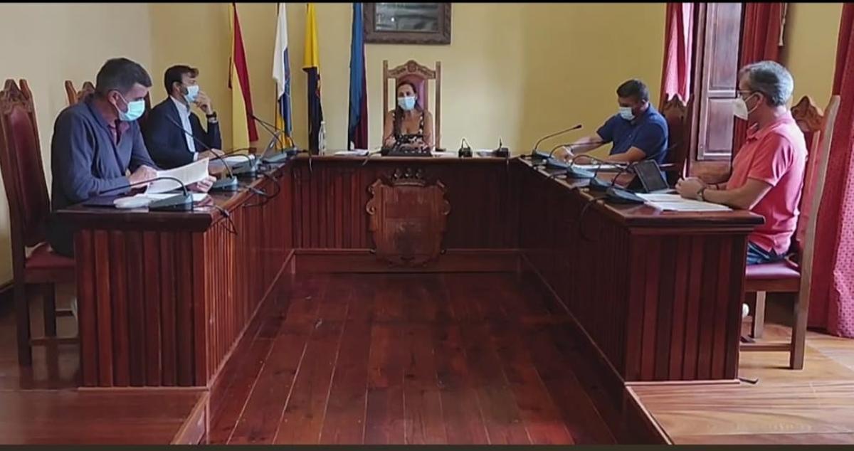 Pleno de Agaete, presidido por María del Carmen Rosario.