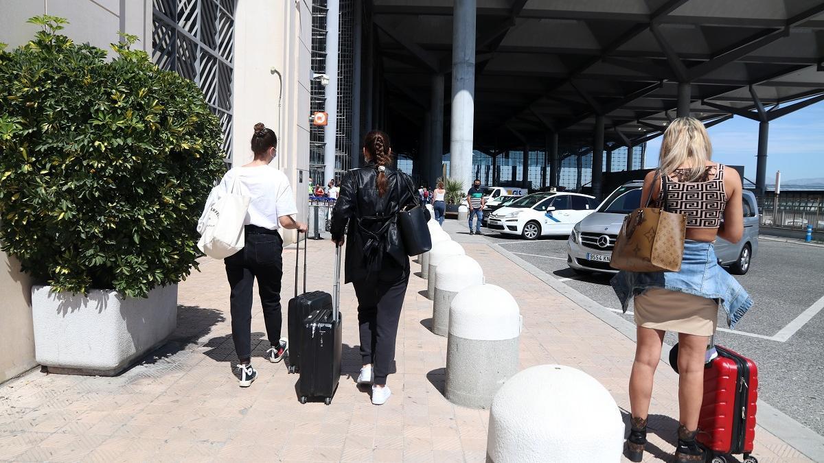 Turistas en el aeropuerto de Málaga