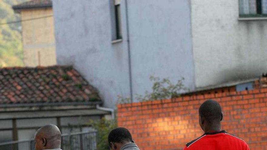 Un grupo de inmigrantes, paseando por las calles de Mieres.