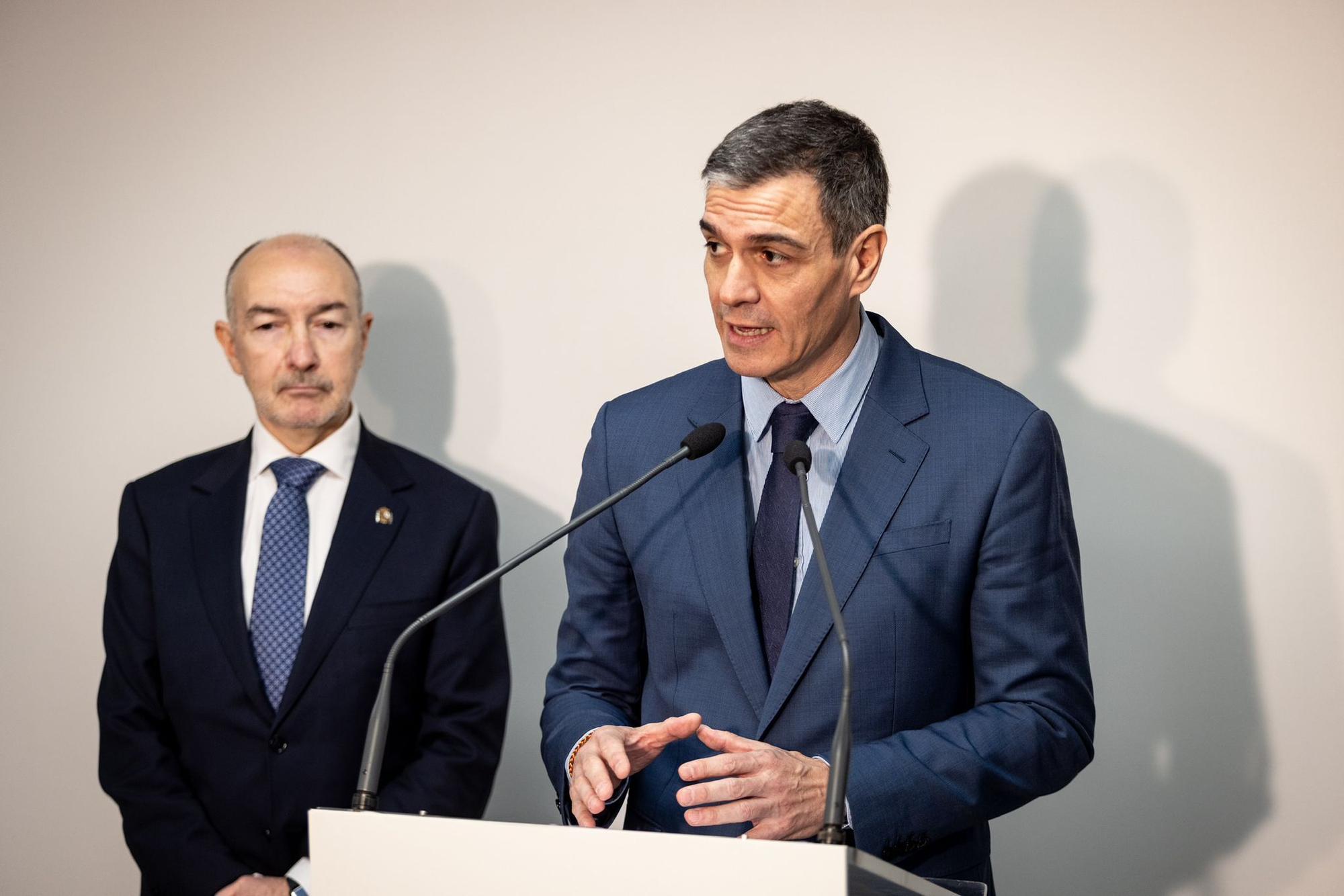 En imágenes | Pedro Sánchez visita las instalaciones de Novartis en La Almunia de Doña Godina