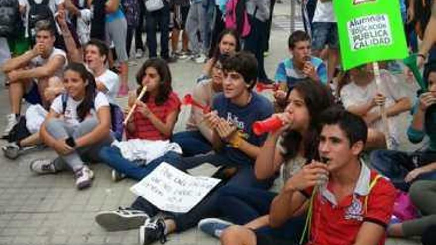 Protesta de alumnos del IES La Foia ayer.