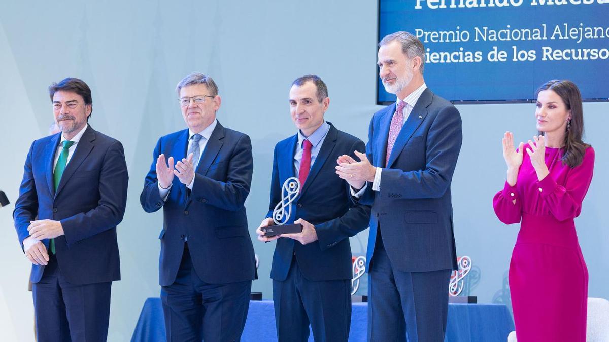 El alcalde de Alicante, Luis Barcala; el presidente de la Generalitat, Ximo Puig; Fernando Maestre; y los reyes Felipe y Letizia