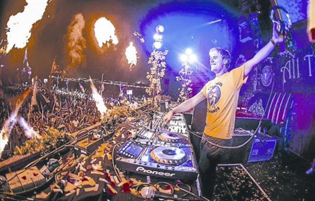 Hardwell, actual número u de les pistes de ball.