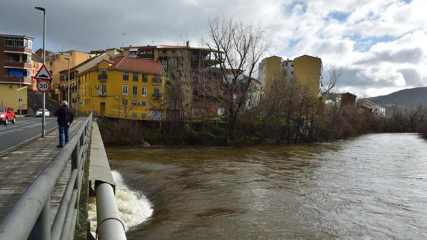 El rastro del lavado doméstico: microplásticos en todas las muestras analizadas en ríos extremeños