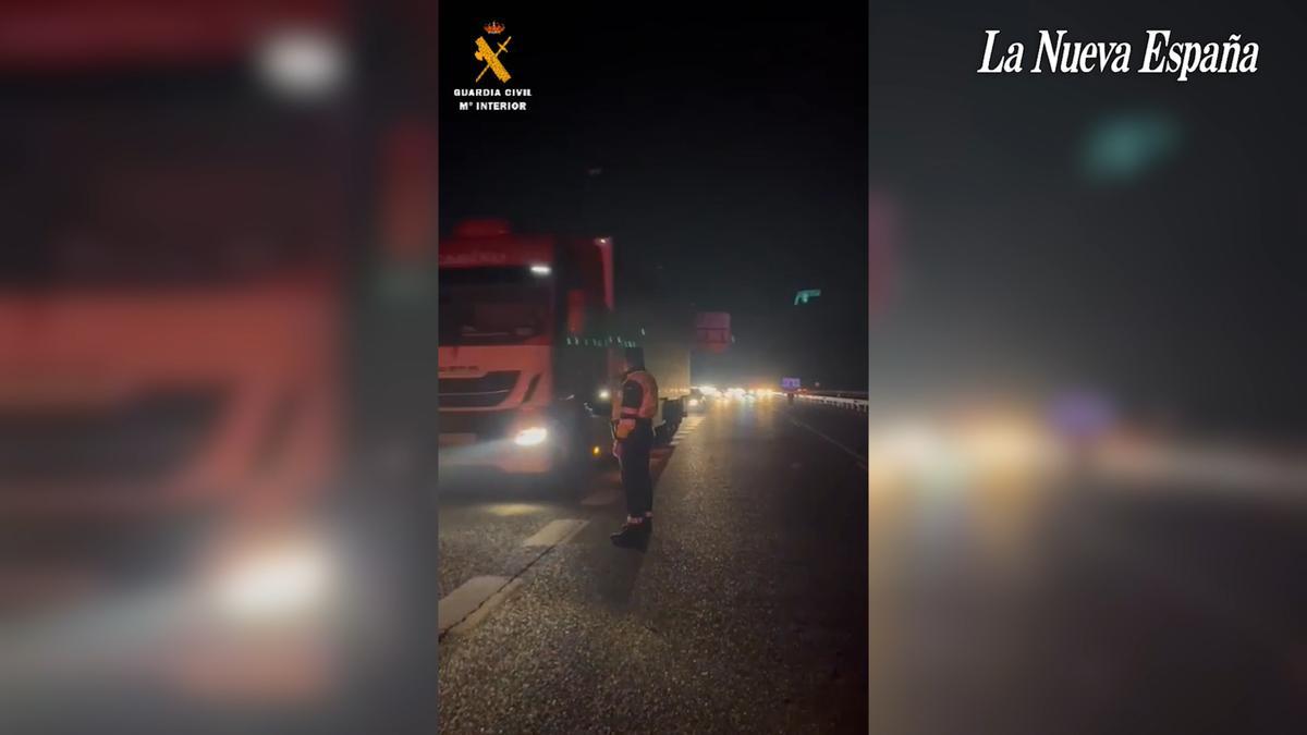 Operativo de la Guardia Civil en la autovía A8 tras el corte en Valdés