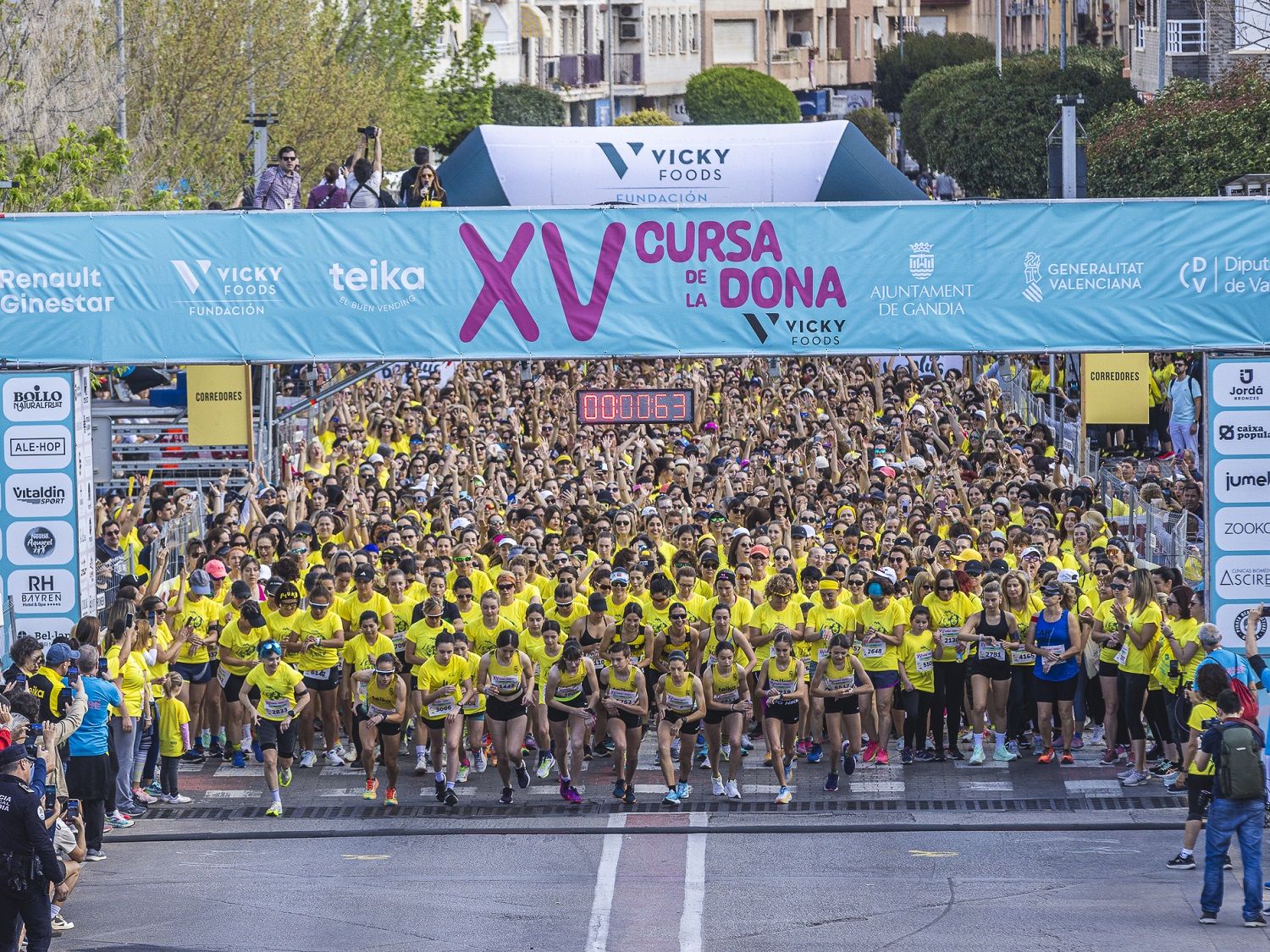 Miles de mujeres en la XV Cursa de la Dona Vicky Foods de Gandia