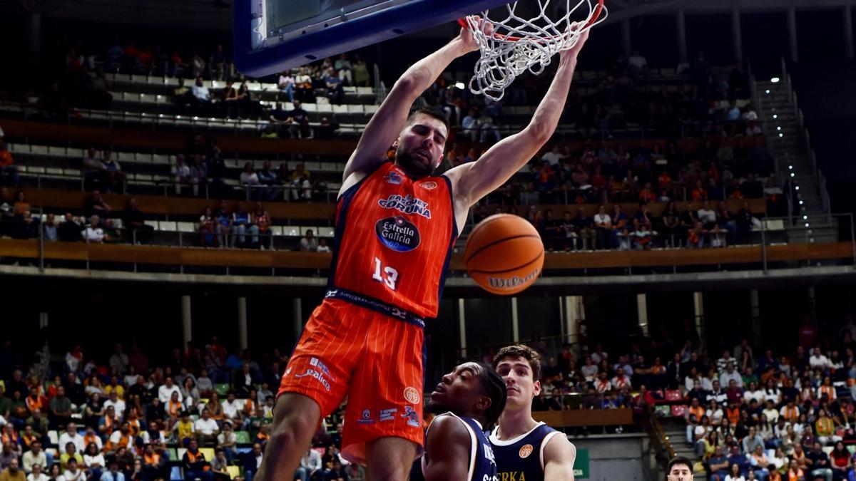 Danilo Brnovic hace un mate en el duelo en A Coruña contra el Oviedo.