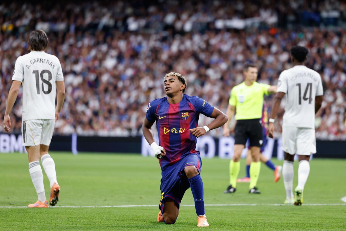 Lamine Yamal se levanta del suelo en el clásico.