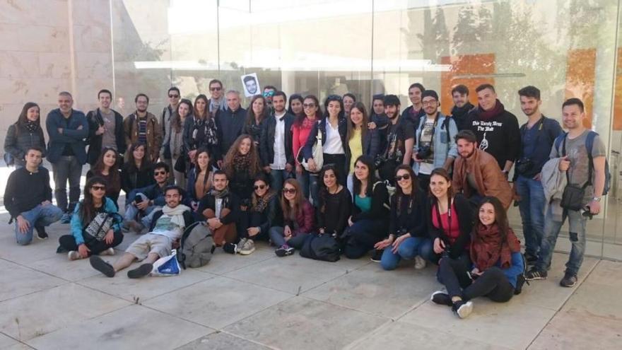 Los alumnos, frente al edificio.