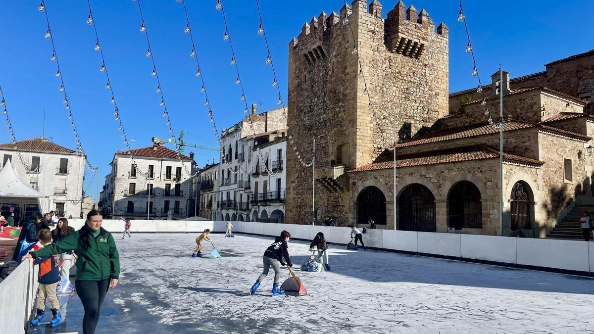 Pista de hielo en la plaza mayor de Cáceres.