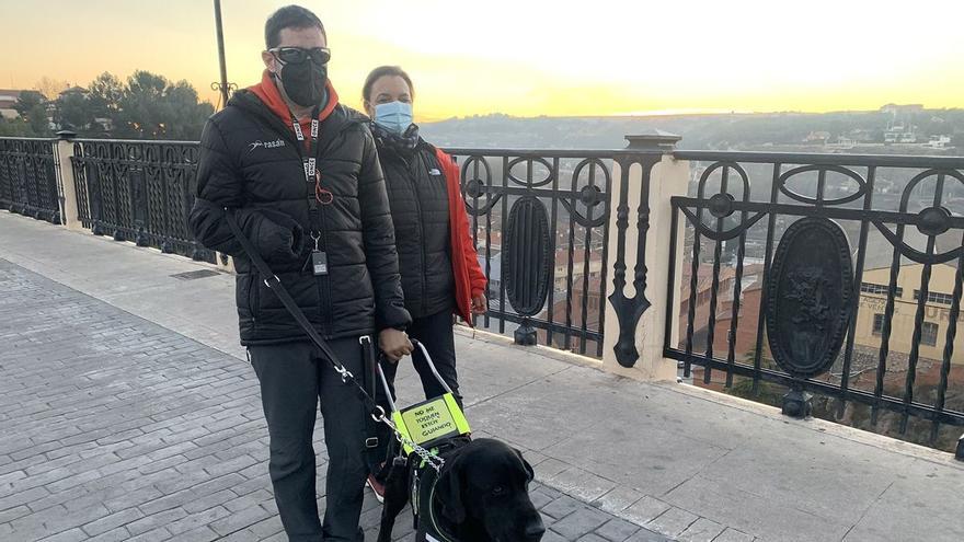 Alberto, ciego y sin manos, usa un arnés especial para recorrer las calles con su perro guía