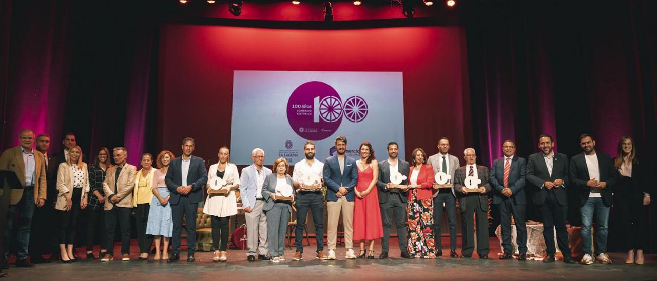 Todos los protagonistas del acto con el alcalde, Luis Yeray Gutiérrez, en el centro.