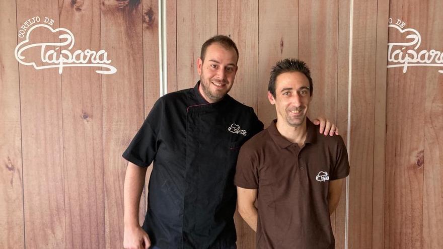 Trabajador que ha conseguido su inserción laboral en un restaurante a través de Cáritas.