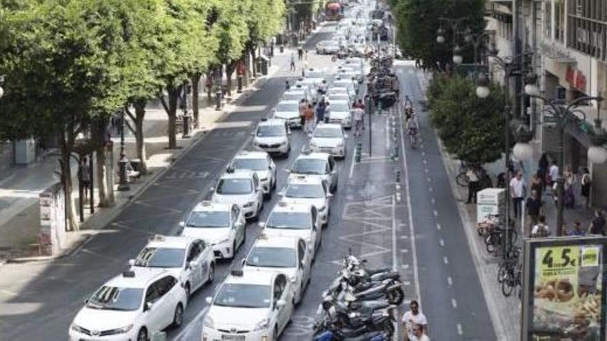 Protesta de taxistas en el centro de València contra la proliferación de licencias VTC.