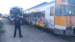 Choque de un tren de la R3 de Rodalies Renfe Catalunya, hoy en directo: Última hora de suceso con un camión en Vic