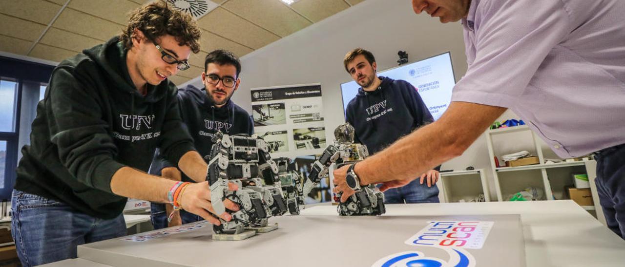 Jaime Masiá, junto a los alumnos que han ganado la última edición del campeonato de España de robots humanoides.